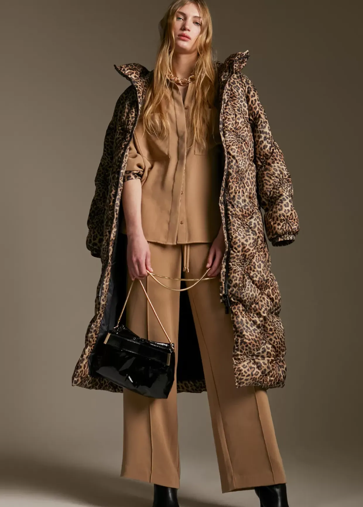 Abrigo acolchado forro contraste