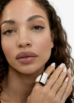 Anillo blanco y negro