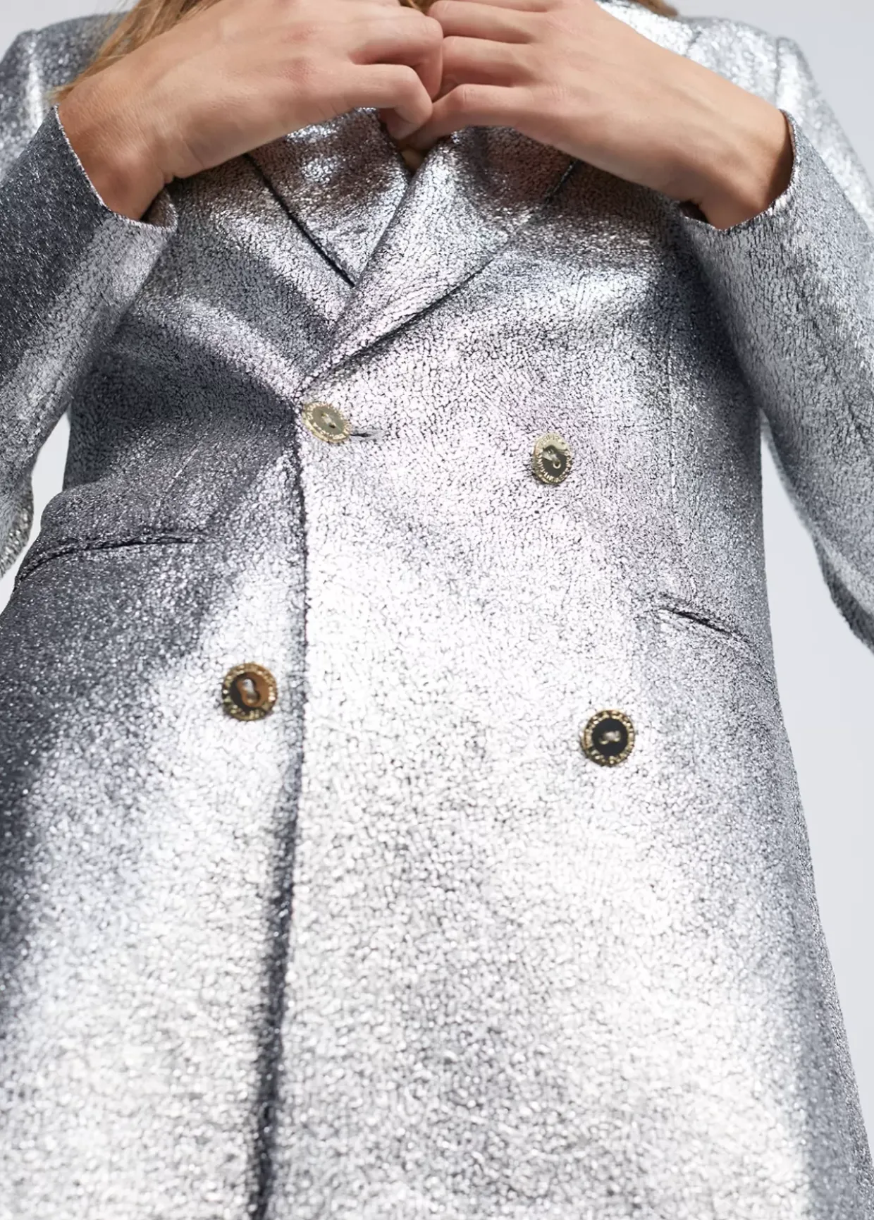 Blazer cruzada plateada