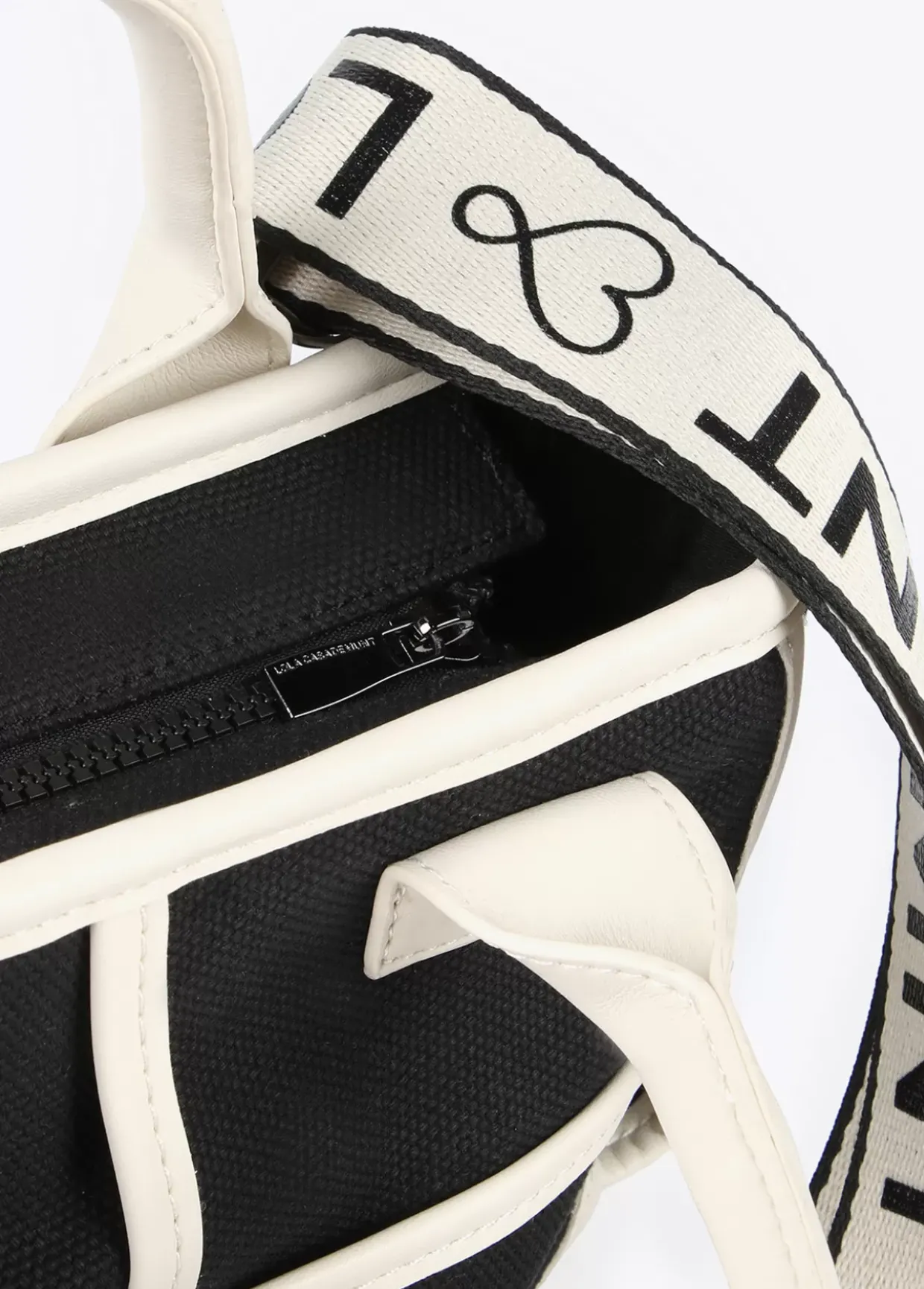 Bolso bandolera con detalles a contraste