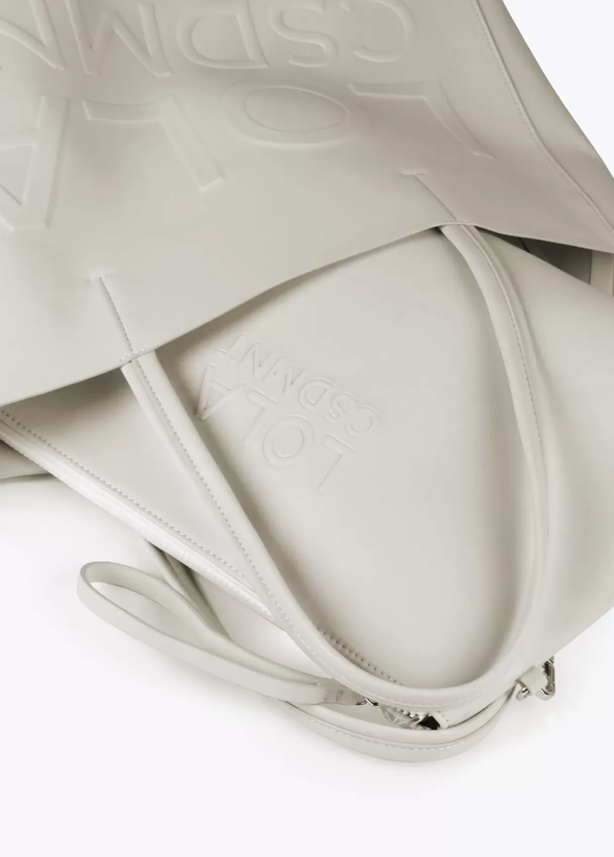 Bolso shopper con logo en relieve.