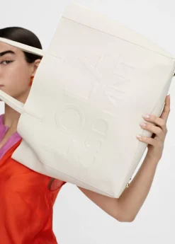 Bolso shopper con logo en relieve.