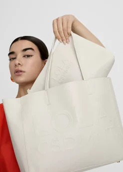 Bolso shopper con logo en relieve.
