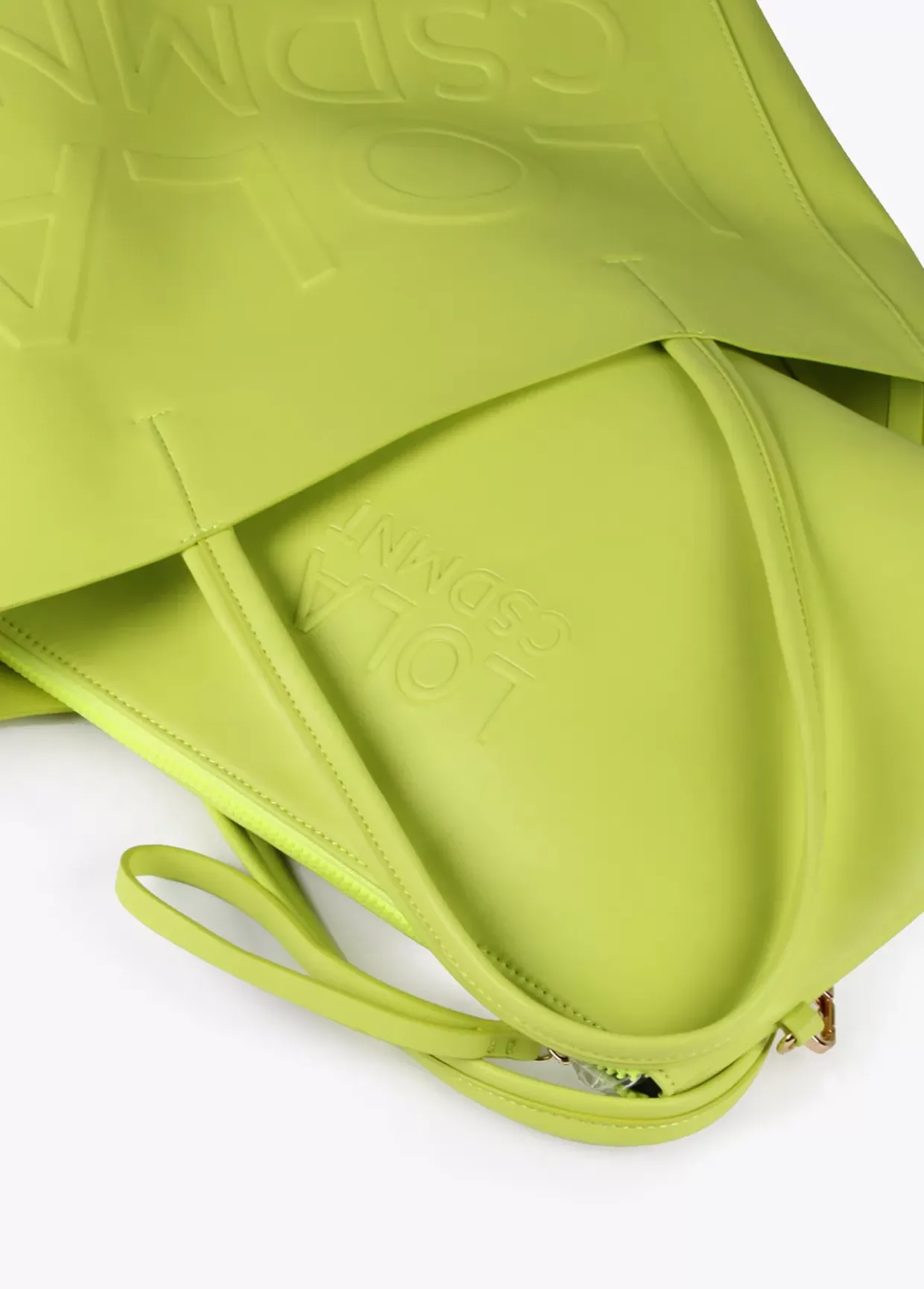 Bolso shopper con logo en relieve.