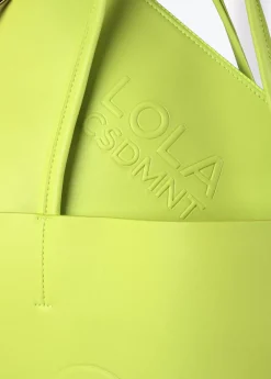 Bolso shopper con logo en relieve.