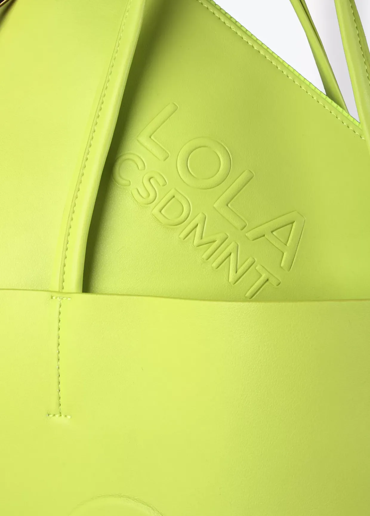 Bolso shopper con logo en relieve.