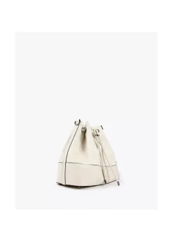 Bombonera color crudo.