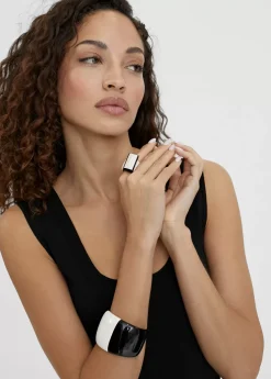 Brazalete rígido blanco y negro