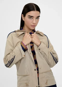 Chaqueta deportiva con capucha
