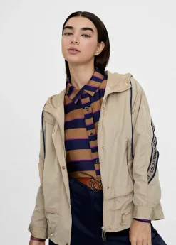 Chaqueta deportiva con capucha