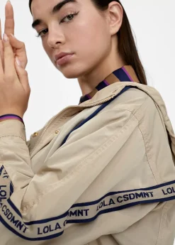 Chaqueta deportiva con capucha