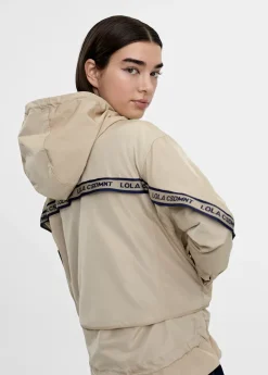 Chaqueta deportiva con capucha