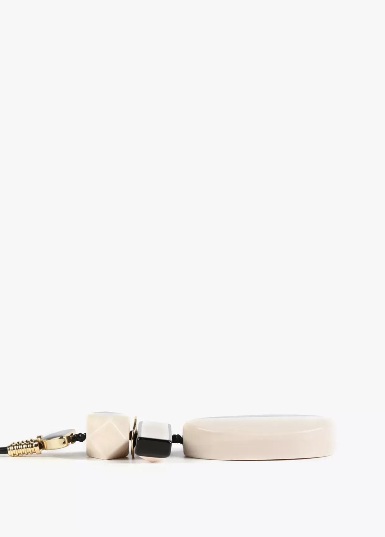 Collar colgante blanco y negro