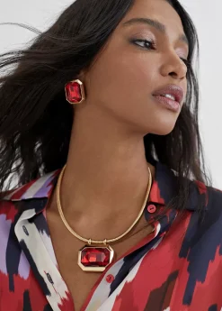 Collar dorado con colgante