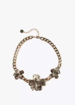 Collar dorado con flores