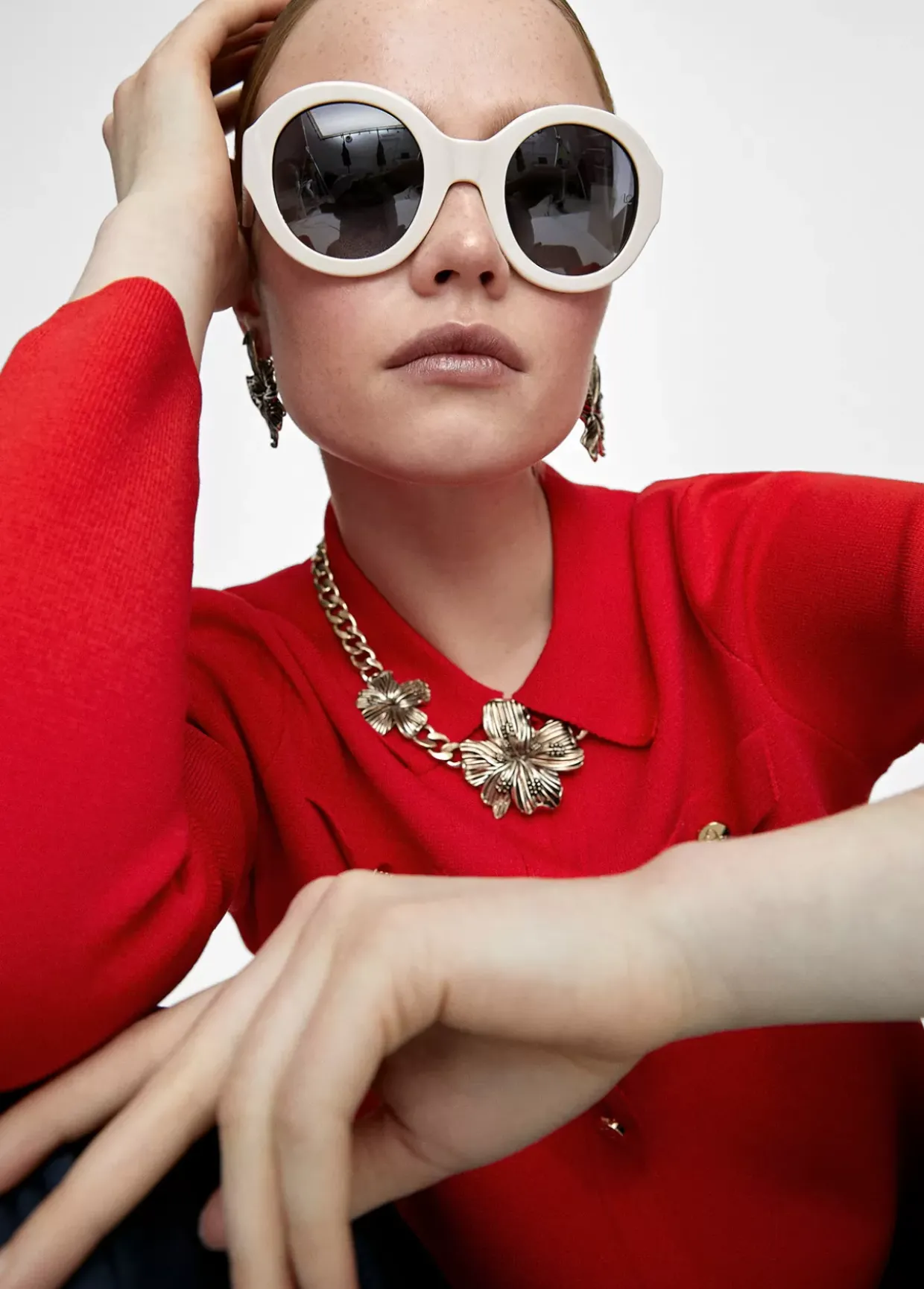 Collar dorado con flores