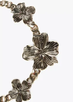 Collar dorado con flores