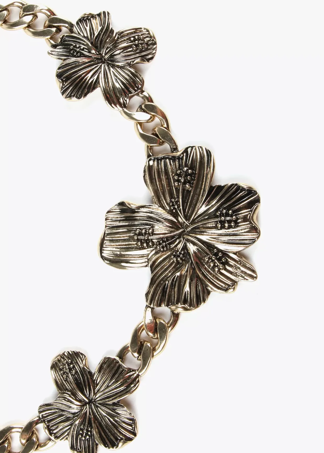 Collar dorado con flores