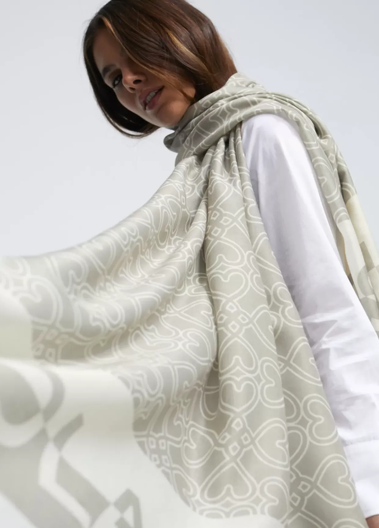 Fular crudo corazones infinitos