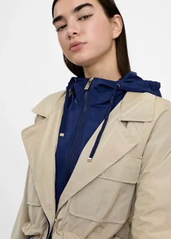 Gabardina con capucha