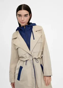 Gabardina con capucha