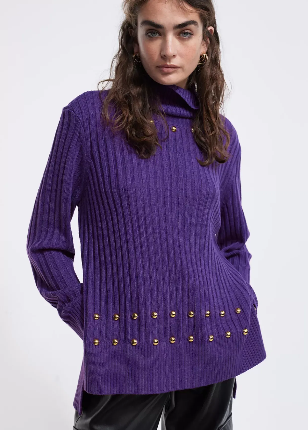 Jersey cuello alto con tachas