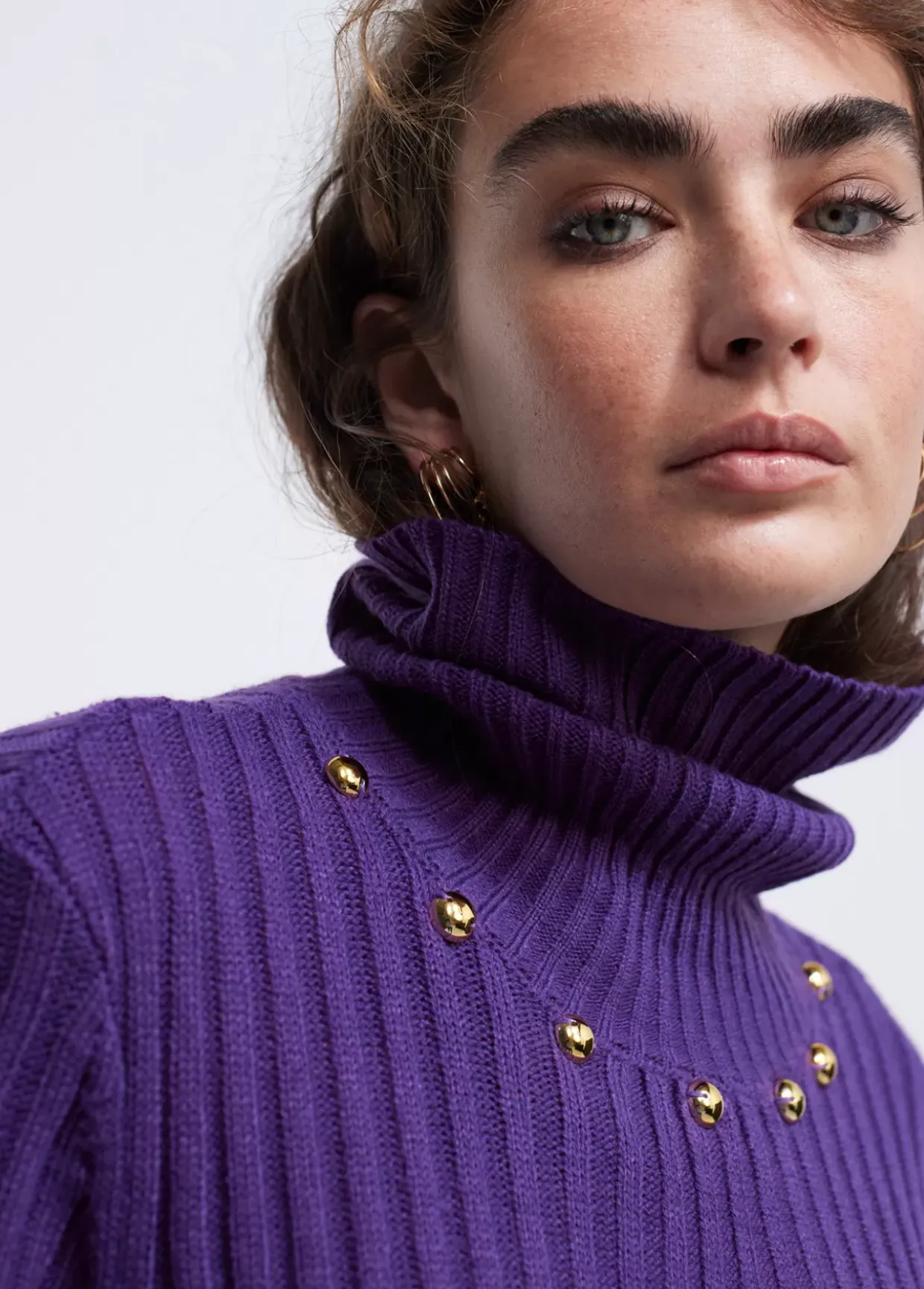 Jersey cuello alto con tachas