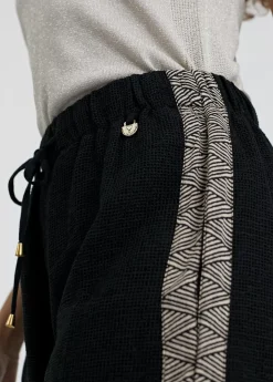 Pantalón con detalle lateral