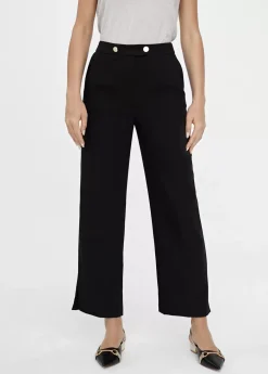 Pantalón recto detalle botón