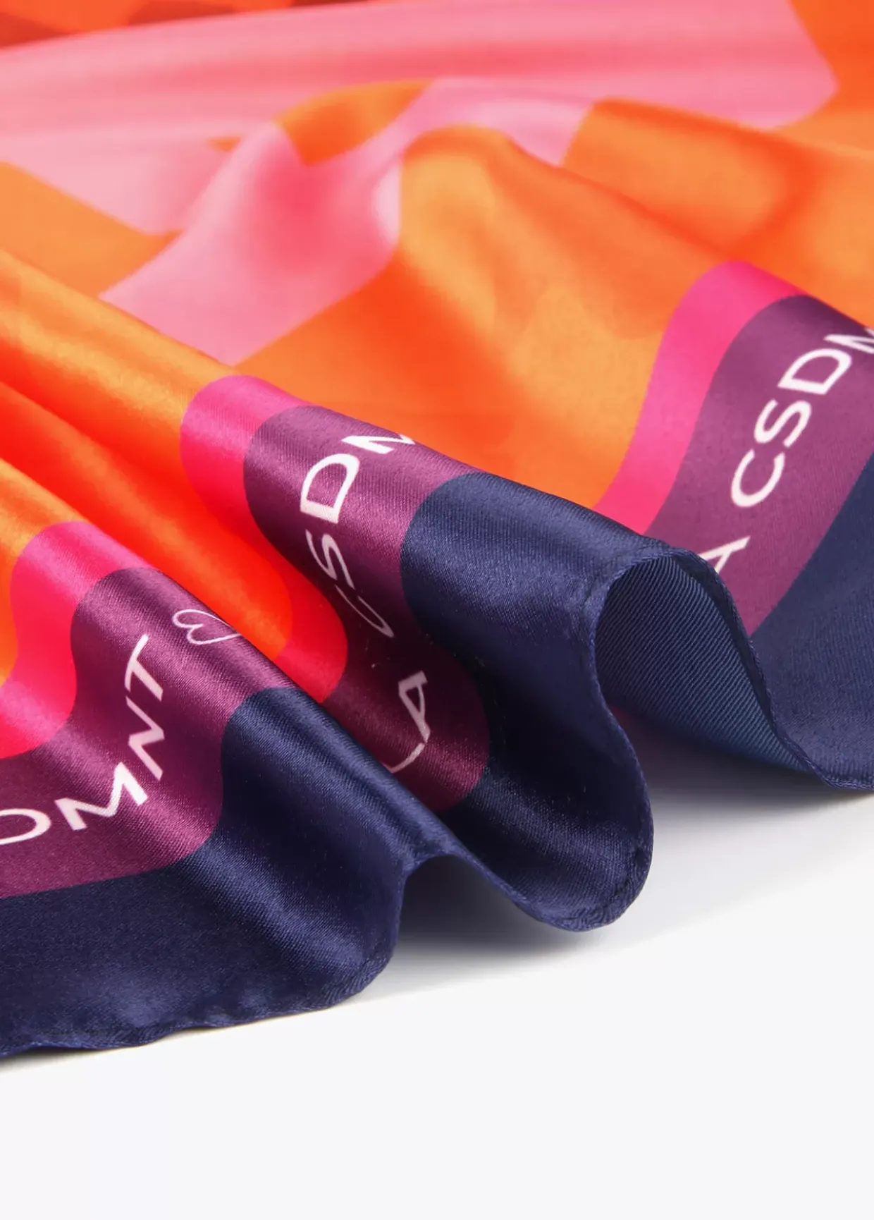 Pañuelo leopardo y logo