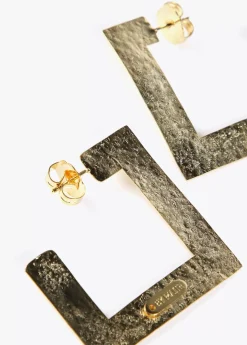 Pendientes dorados de aros cuadrados