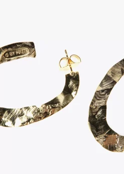 Pendientes dorados y ovalados