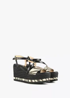 Sandalia cuña negra y animal print