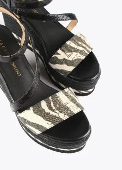 Sandalia cuña negra y animal print