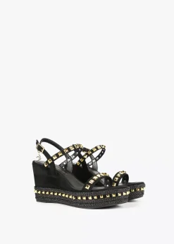Sandalia de cuña negra y tachas