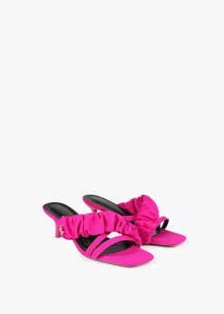 Sandalia de tacón con fruncido