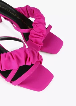 Sandalia de tacón con fruncido