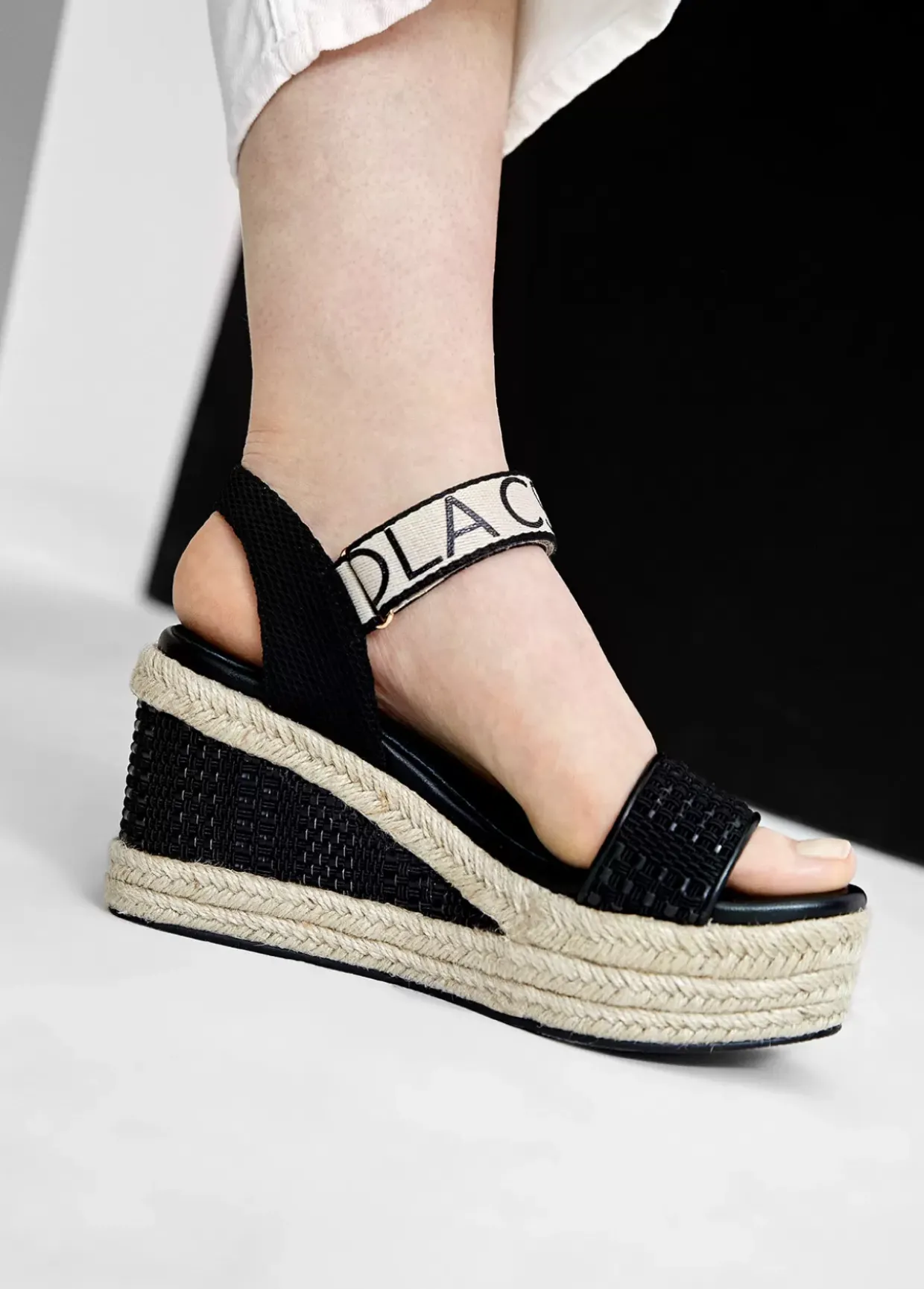 Sandalia negra tipo cuña