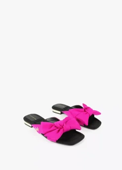 Sandalia plana con lazo