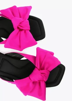 Sandalia plana con lazo