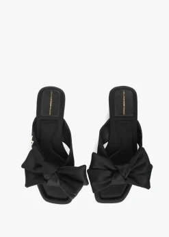 Sandalia plana con lazo