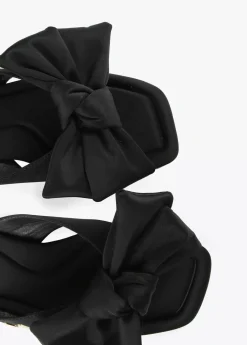 Sandalia plana con lazo