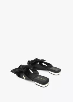 Sandalia plana con lazo