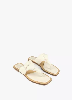 Sandalia plana de dedo