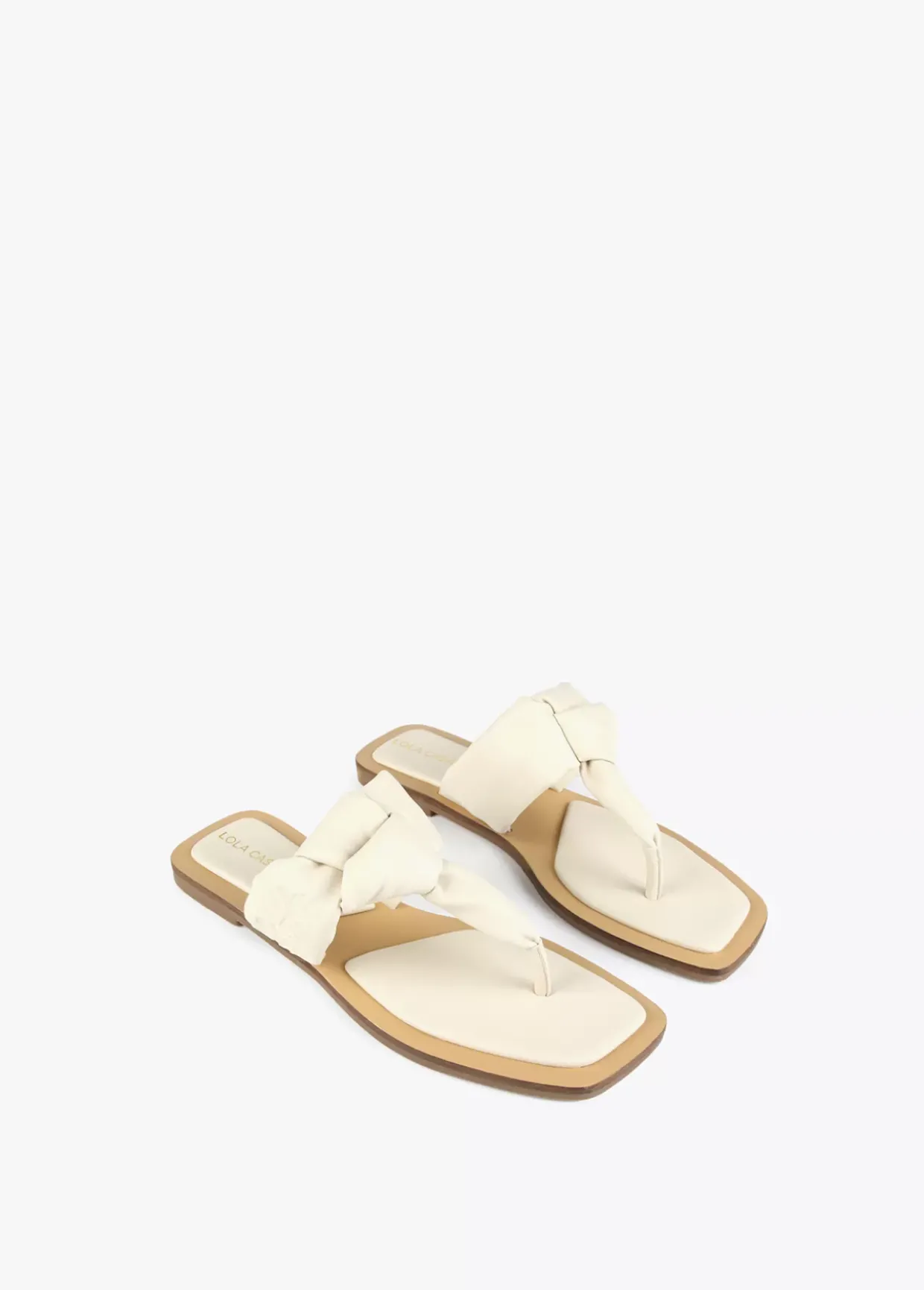 Sandalia plana de dedo