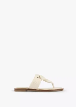 Sandalia plana de dedo