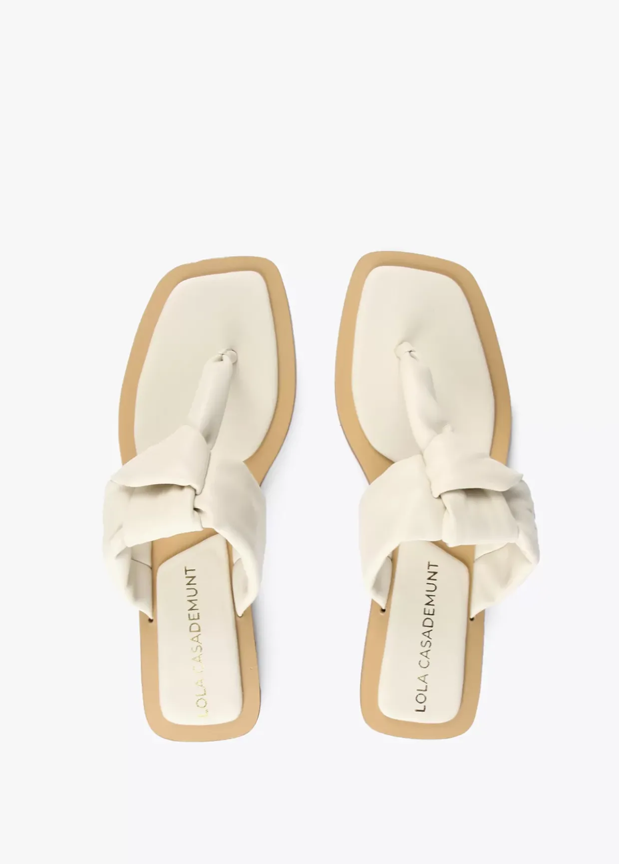 Sandalia plana de dedo