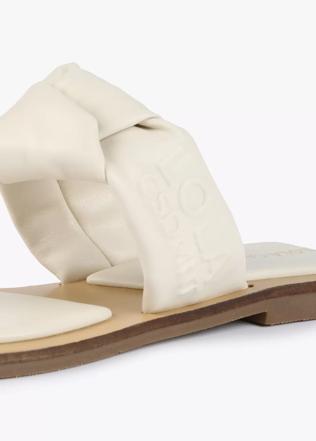 Sandalia plana de dedo