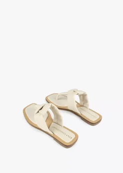 Sandalia plana de dedo