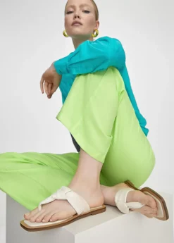 Sandalia plana de dedo